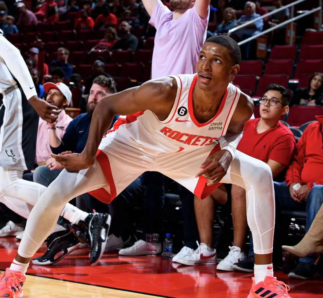 包含今晚休斯敦火箭调整名单以备英超；复出首秀环节打磨；更衣室稳定；阵容厚度经受考验的词条