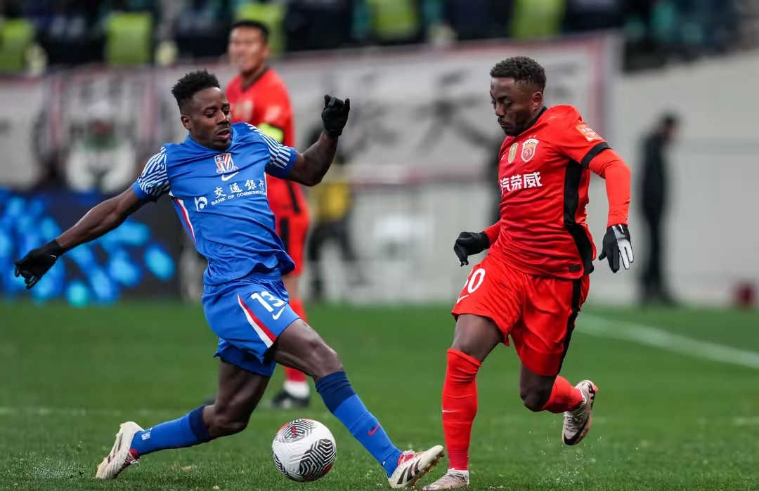 关于集结日突围战来临，上海海港围绕英超回应争议，更衣室稳定，轮换策略成焦点的信息