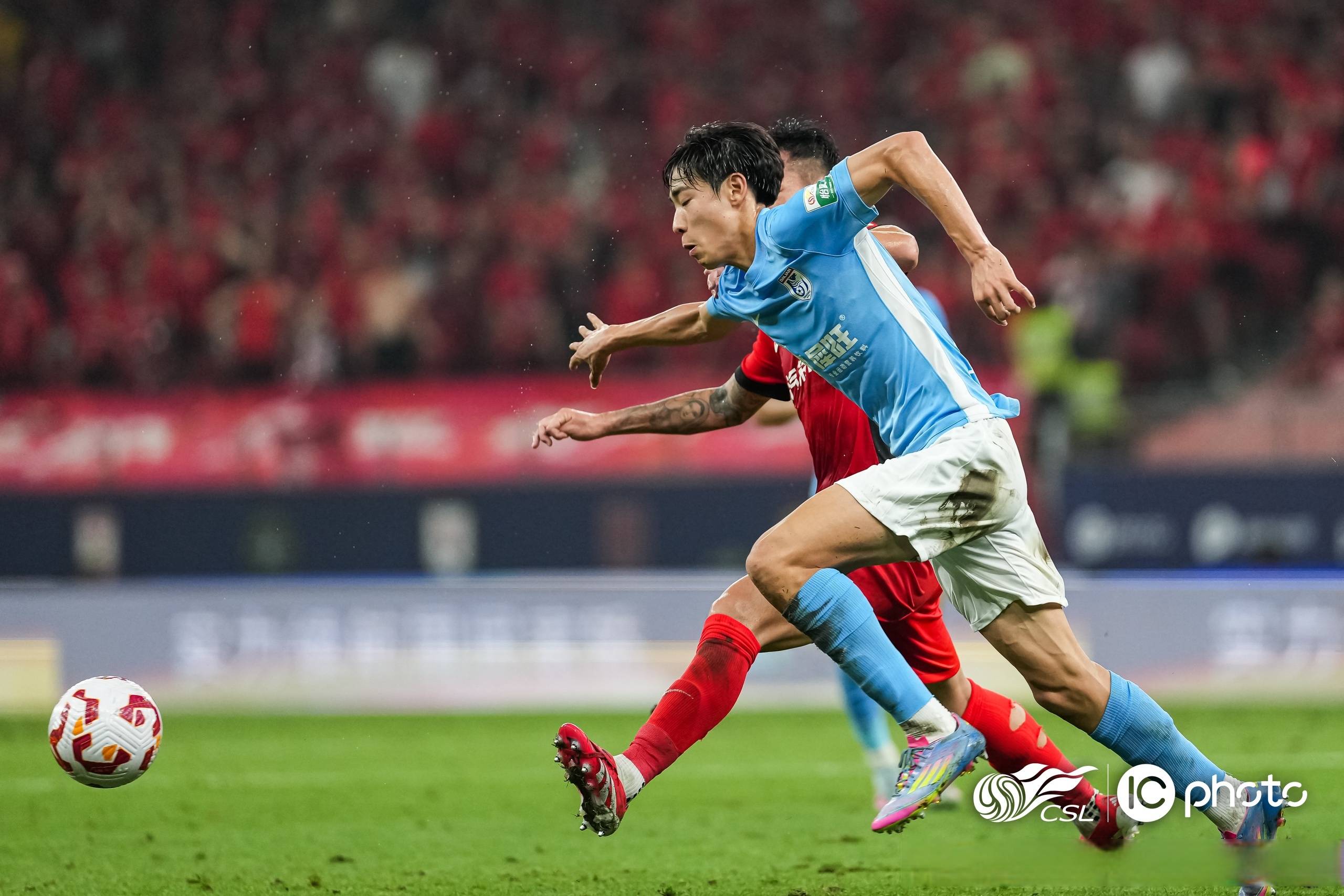 关于集结日突围战来临，上海海港围绕英超回应争议，更衣室稳定，轮换策略成焦点的信息