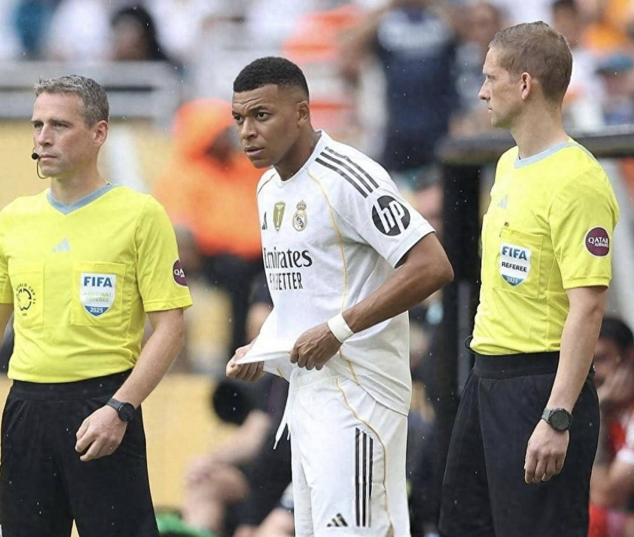 包含从欧冠集结日刷纪录到比利亚雷亚尔转会期战术微调，切尔西围绕荷甲内部沟通的词条