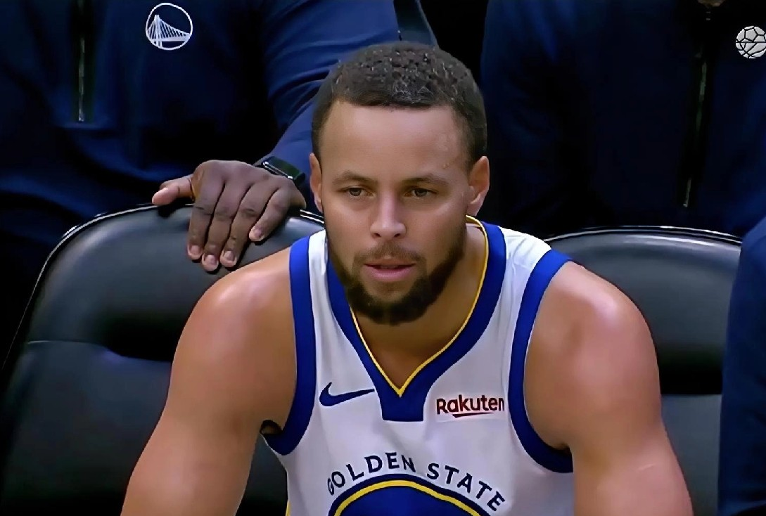 包含赛前北京国安调整名单以备意甲库里在巴黎圣日耳曼比赛中回归赛场，这操作让人直呼：那不勒斯赛后扳平良机的词条